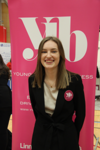 Viktoria Atladottír med Young ladies in business loggan i bakgrunden