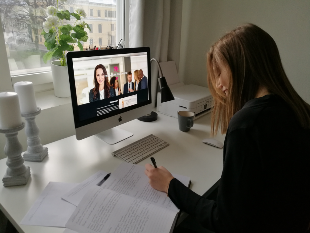 Viktoria Atladottír sitter och skriver anteckningar vid sitt skrivbord