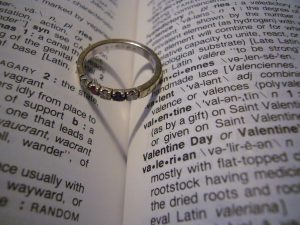 En ring lagd i en ordbok så det skapar ett hjärta