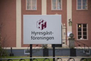 Skylt på hyresgästföreningens logotyp