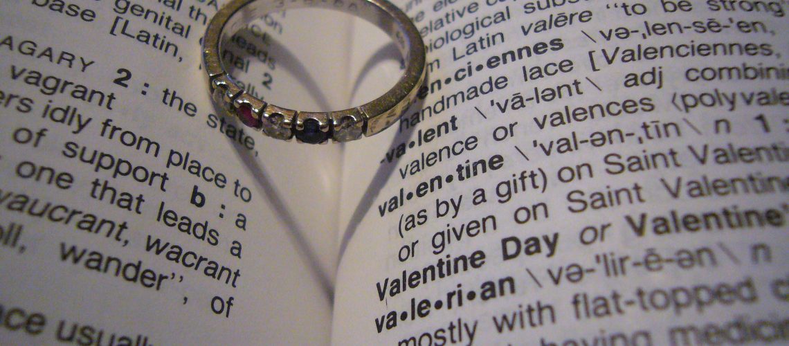 En ring lagd i en ordbok så det skapar ett hjärta