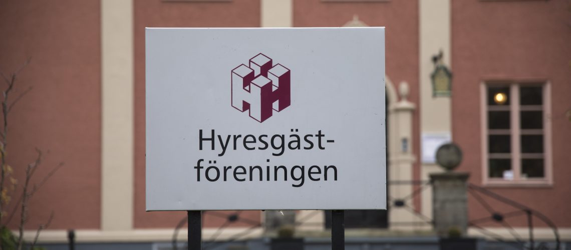 Skylt på hyresgästföreningens logotyp