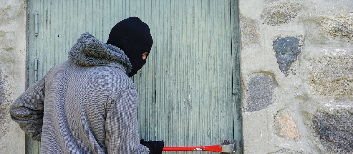 Inbrottstjuv med kofot.