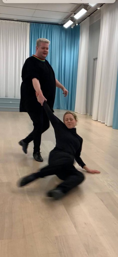 En bild på när dem övar inför fredagens dans.