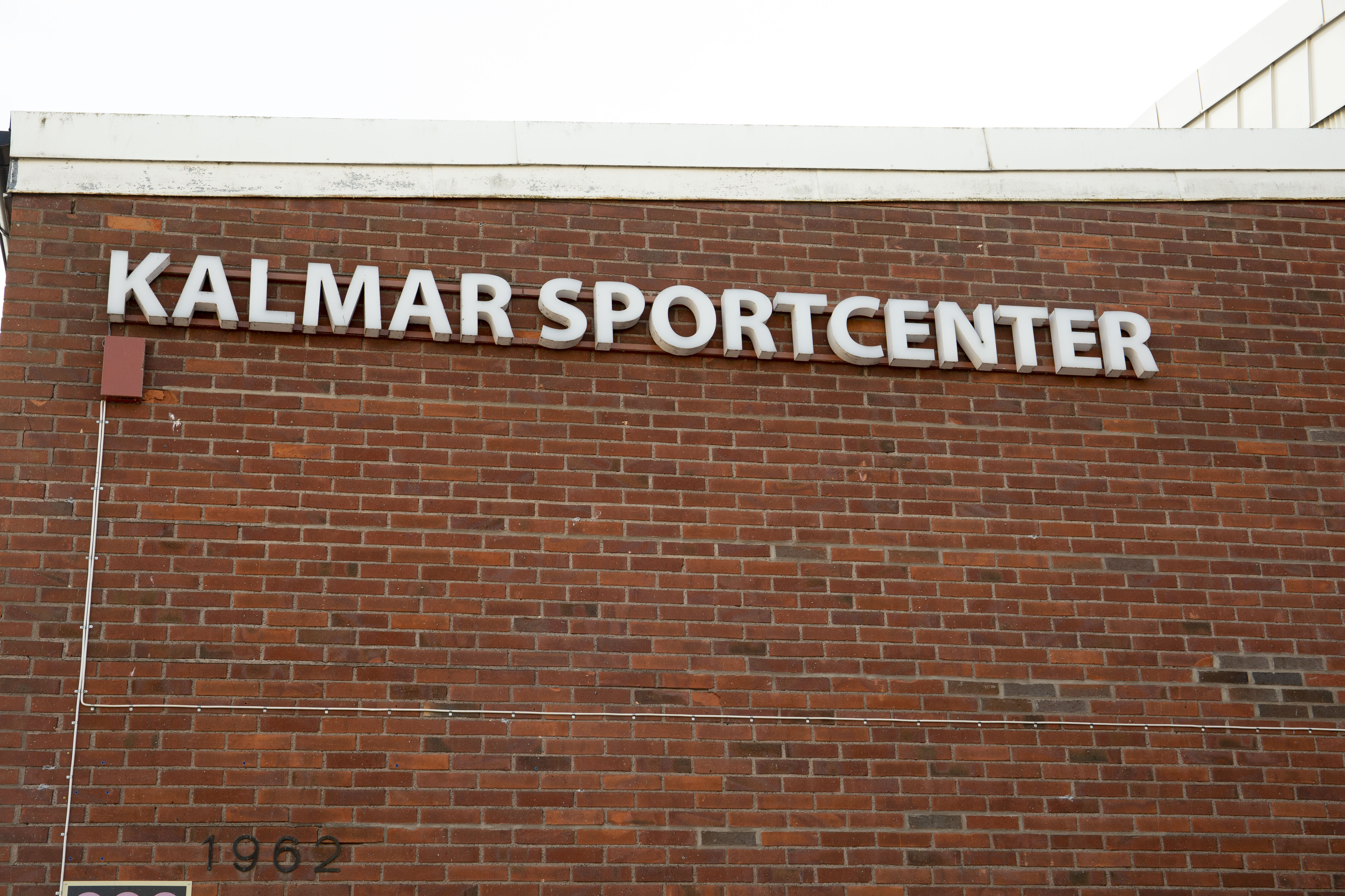 En bild på Kalmar Sportcenters skylt