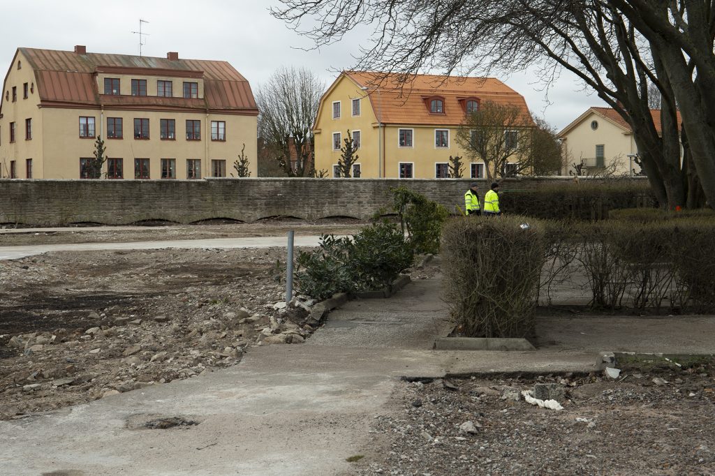 Rivna byggnader utanför arenan.
