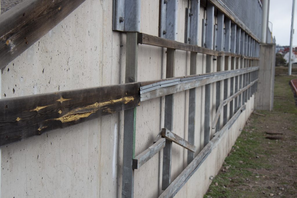 Trasiga delar på innerplan av arenan.