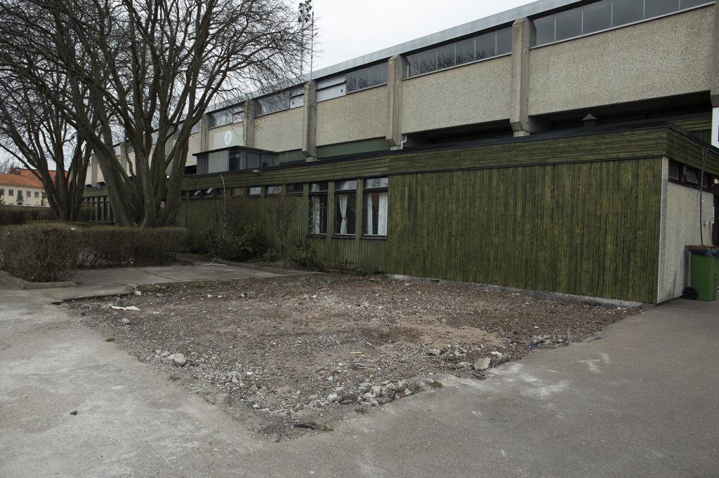 En tom plats där ett hus tidigare stod.