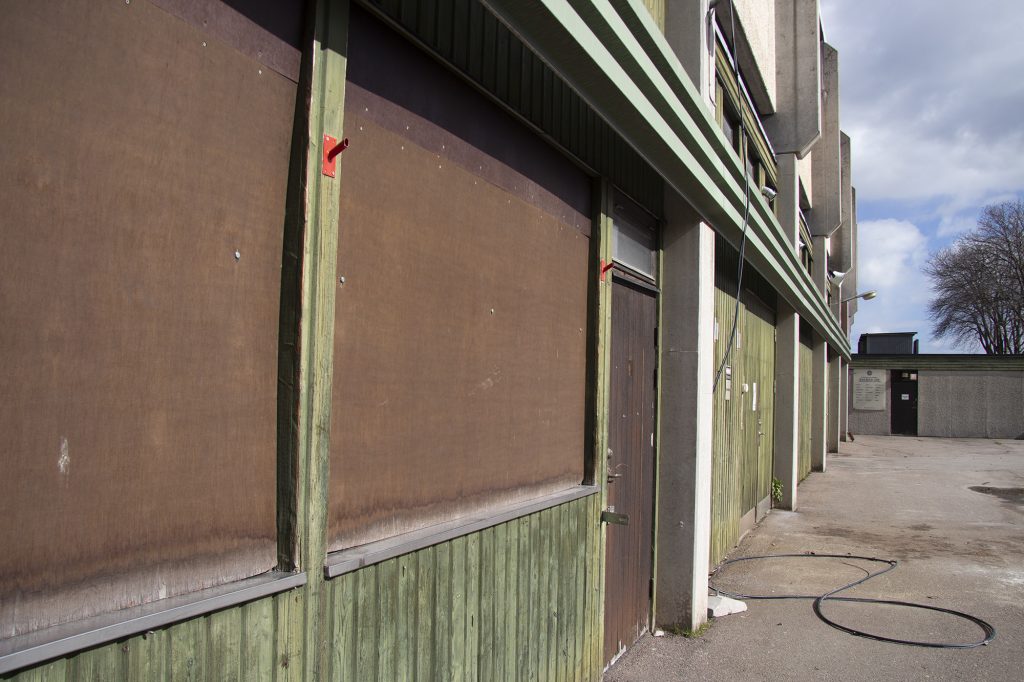 En stängd lucka vid fasaden.