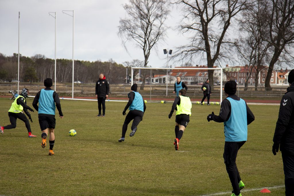 Spelare i Kalmar FF tränar på gräsplanen.