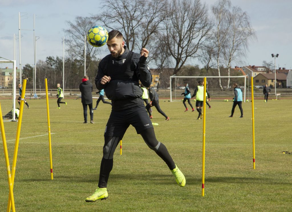 En spelare hoppar och nickar bollen