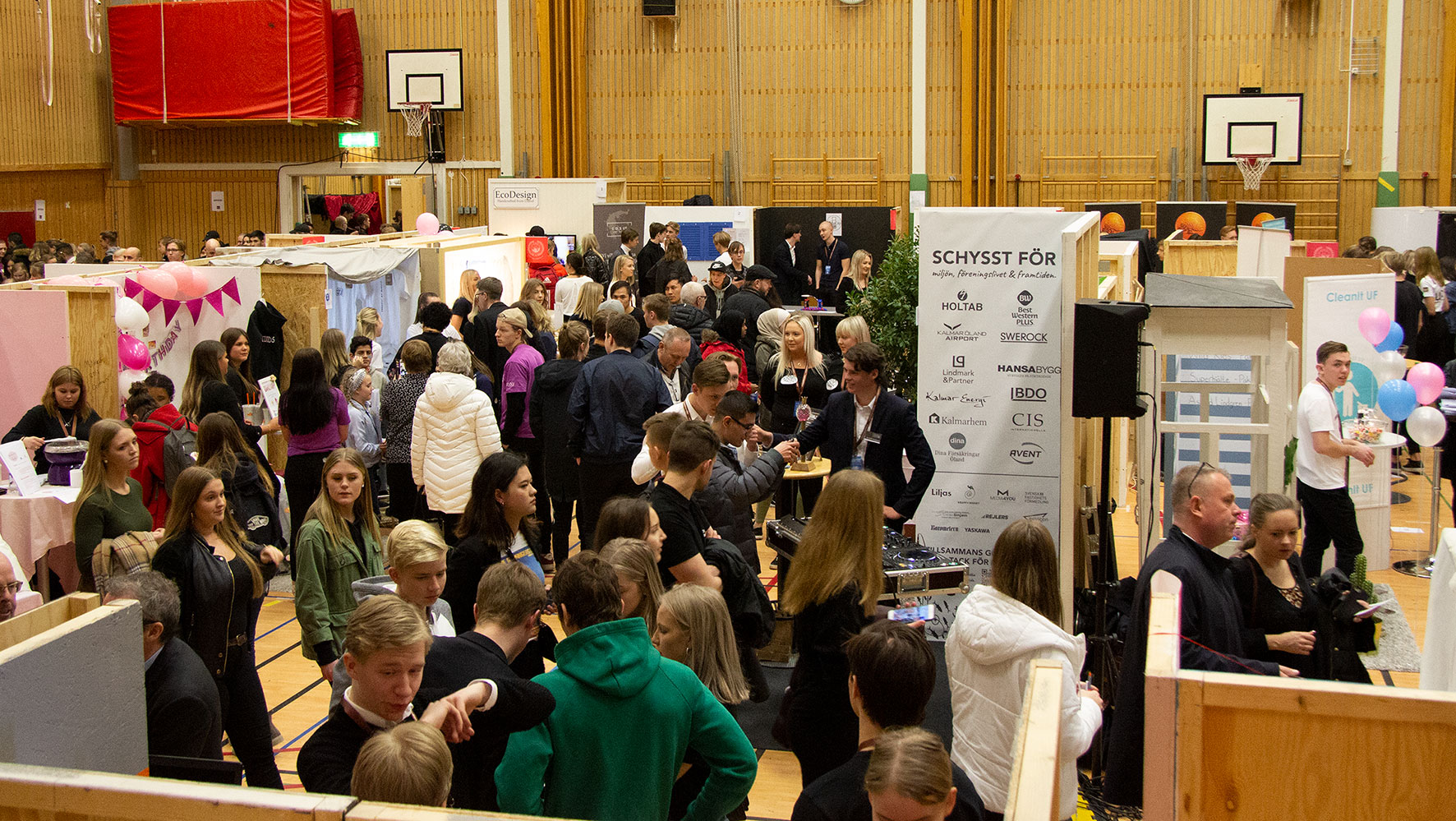 Folkvimmel på UF-mässan i Kalmar.