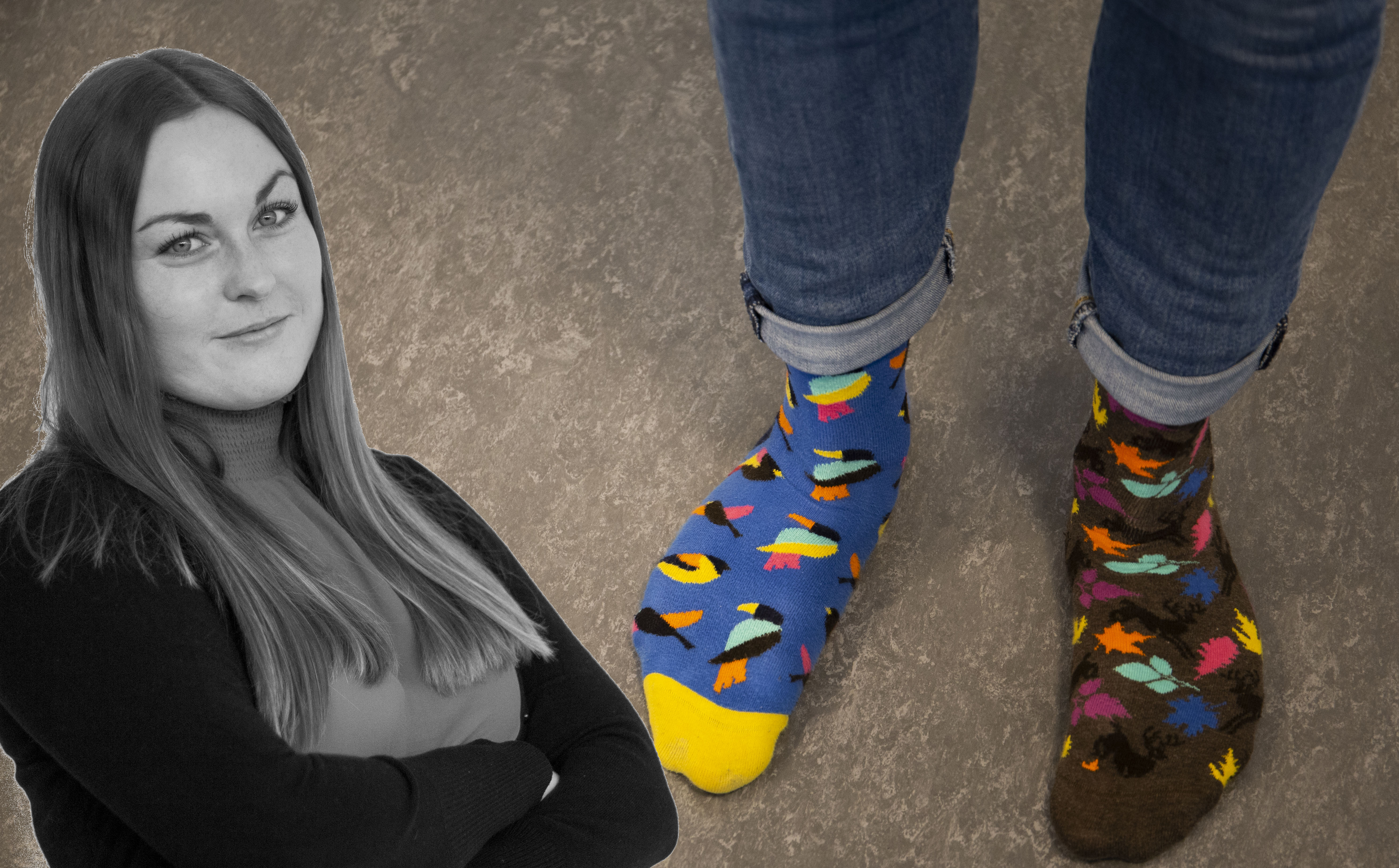 Bild på färgglada strumpor och krönikören Ida Andersson.