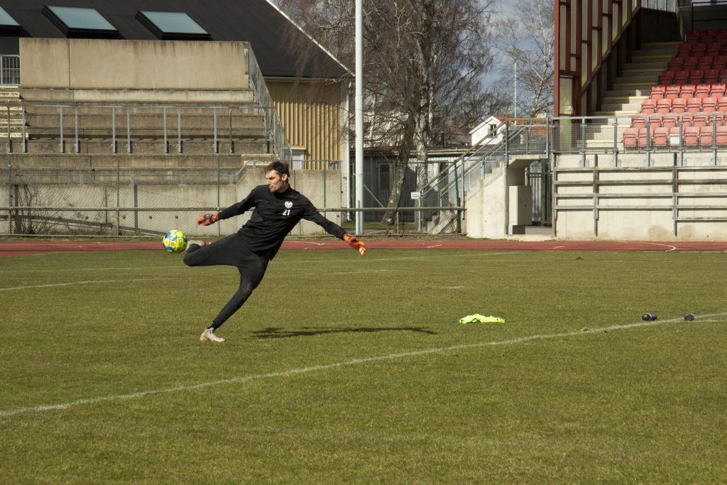 Pehrsson avbröt träningsmatchen för att öva friläge och utsparkar med målvakterna. Foto: Ida Andersson