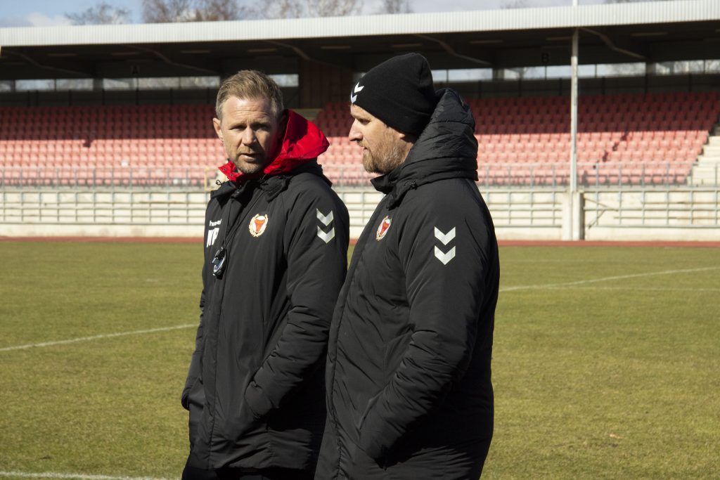 Huvudtränare och assisterande tränare pratar.