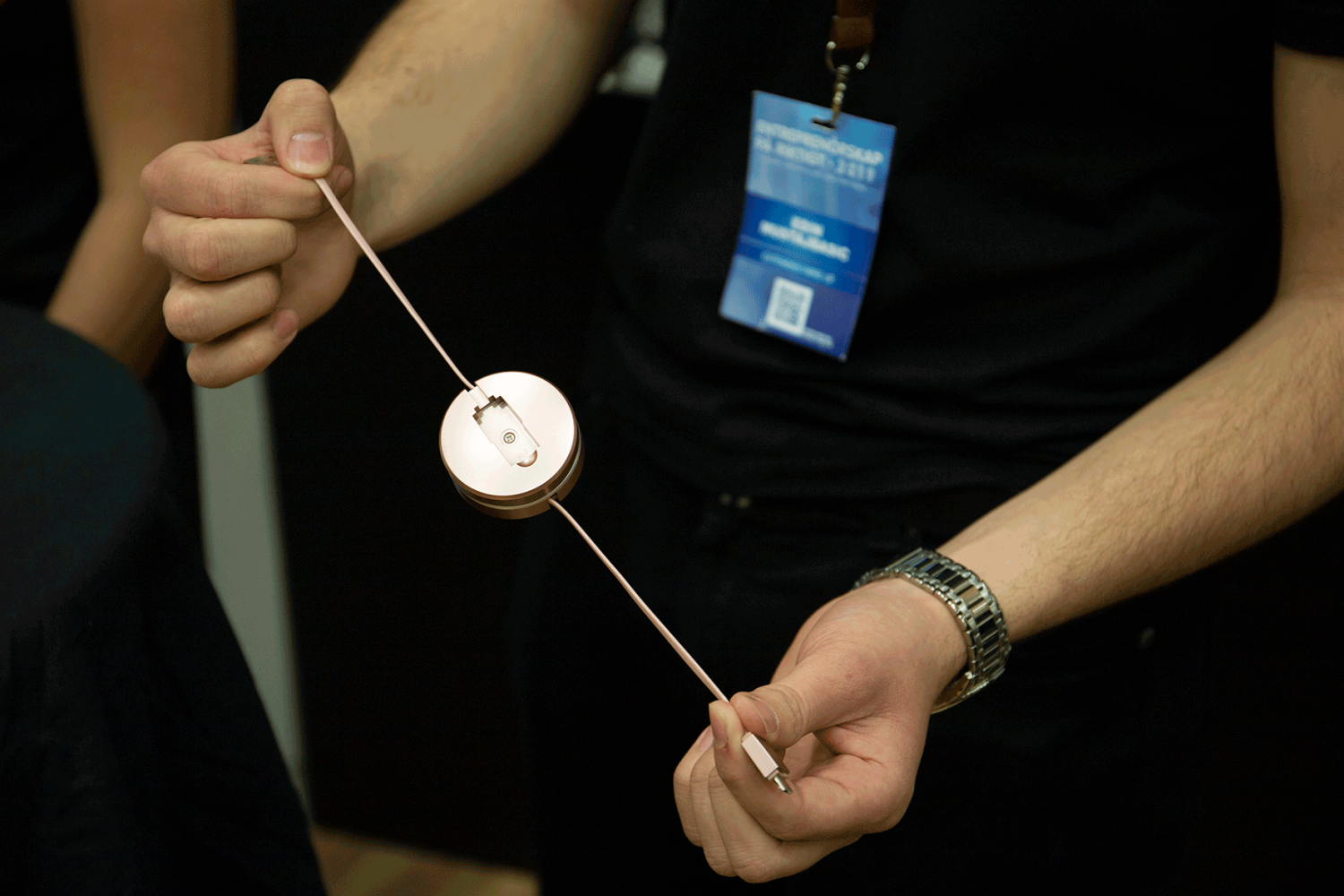 Extended Wire UF säljer mobilladdare som inte trasslar.