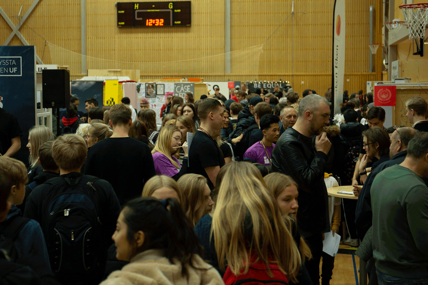 Det var en hel del folk i Sporthallen som ville se vad de unga företagarna sålde för produkter.