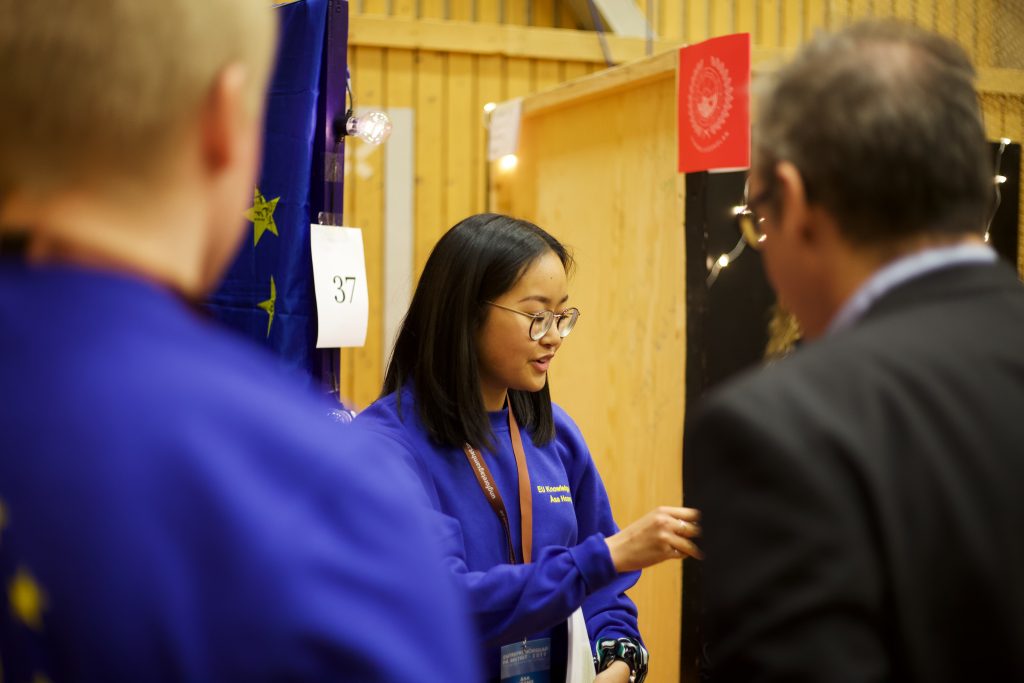 Åsa Hoang står och pratar med jurymedlemmar