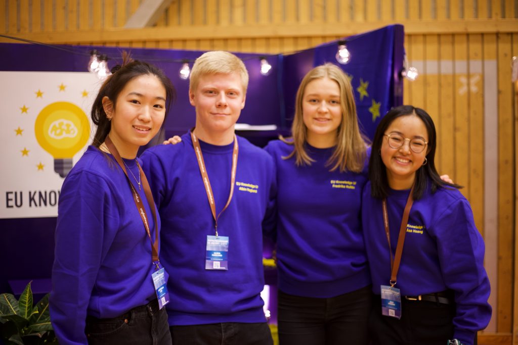 Dominique Lim, Albin Haglund, Fredrika Hultén och Åsa Honag står framför sin monter