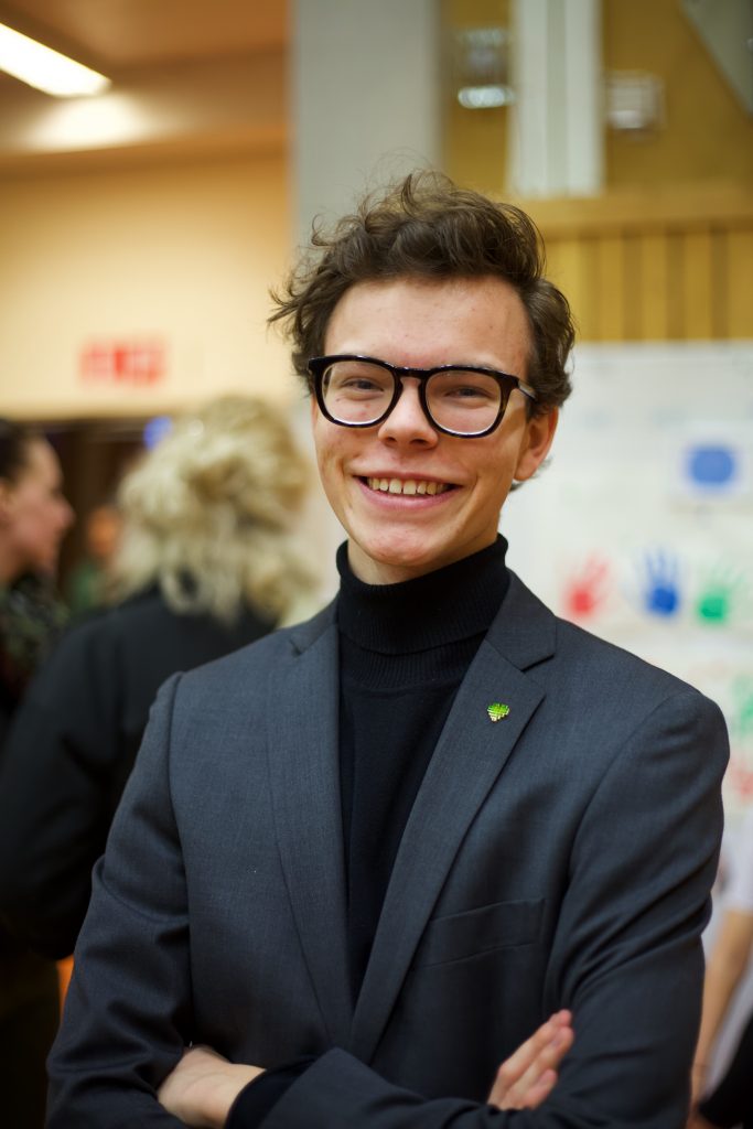 Alexander Högberg står och tittar in i kameran