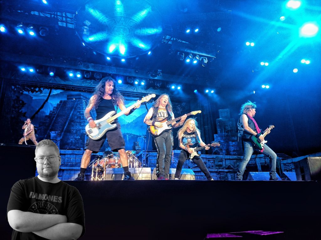 Bandet Iron Maiden står på scen och spelar låten "Hallowed be thy name"