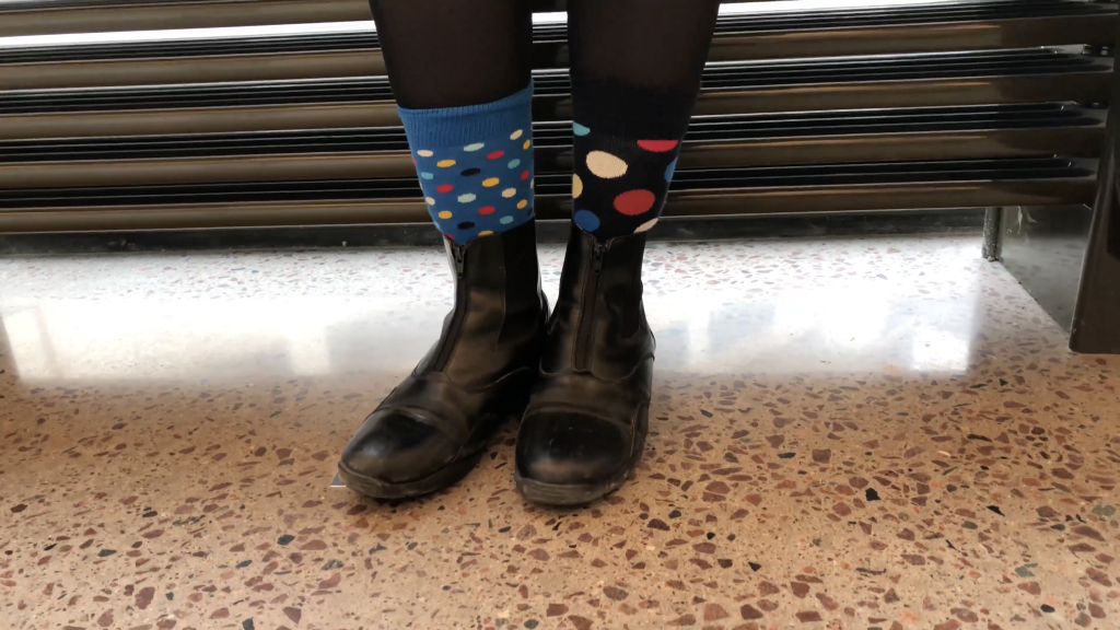 två fötter med olika sockor på sig