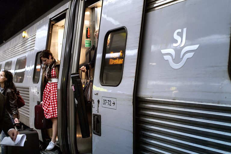 Folk stiger av ett SJ tåg