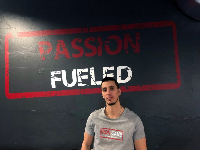 En man kollar in i kameran