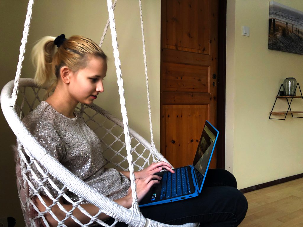 Här har Kristiana Tigere ett möte digitalt med sin lärare.