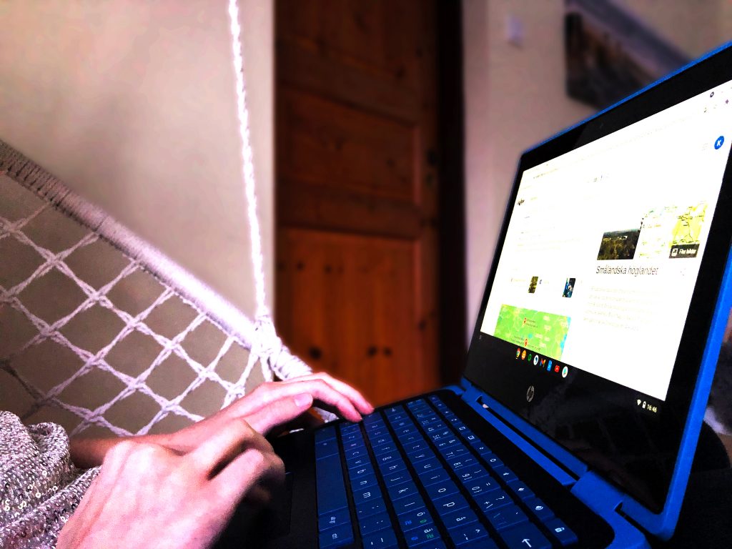 Här söker Kristiana Tigere på nätet för nya låtar från K-pop artister och grupper.