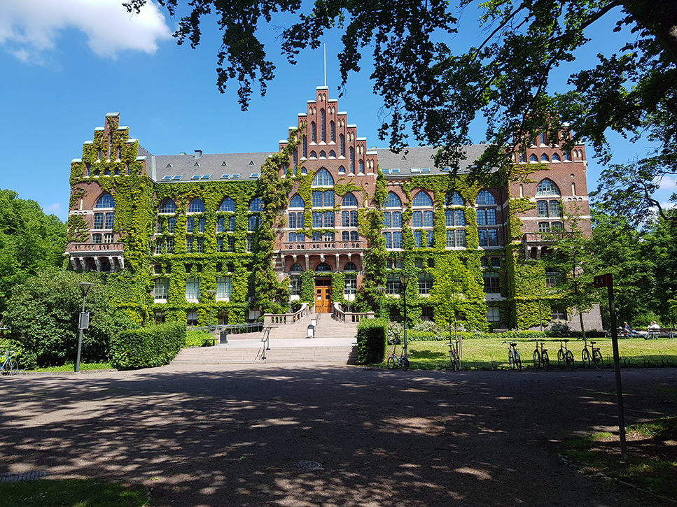Lunds universitets bibliotek med slingrande murgröna på väggarna