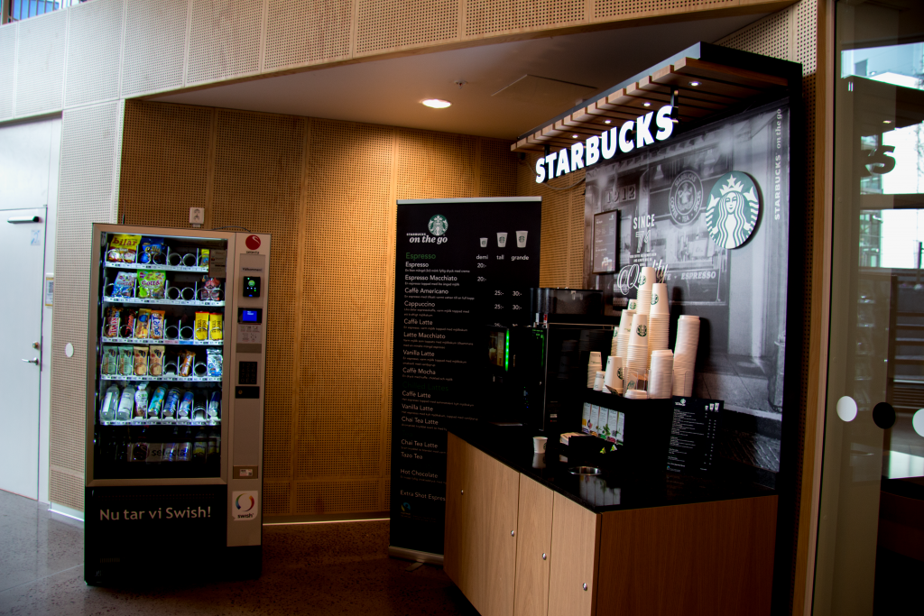 Kaffe- och godisautomater i hus Radix.