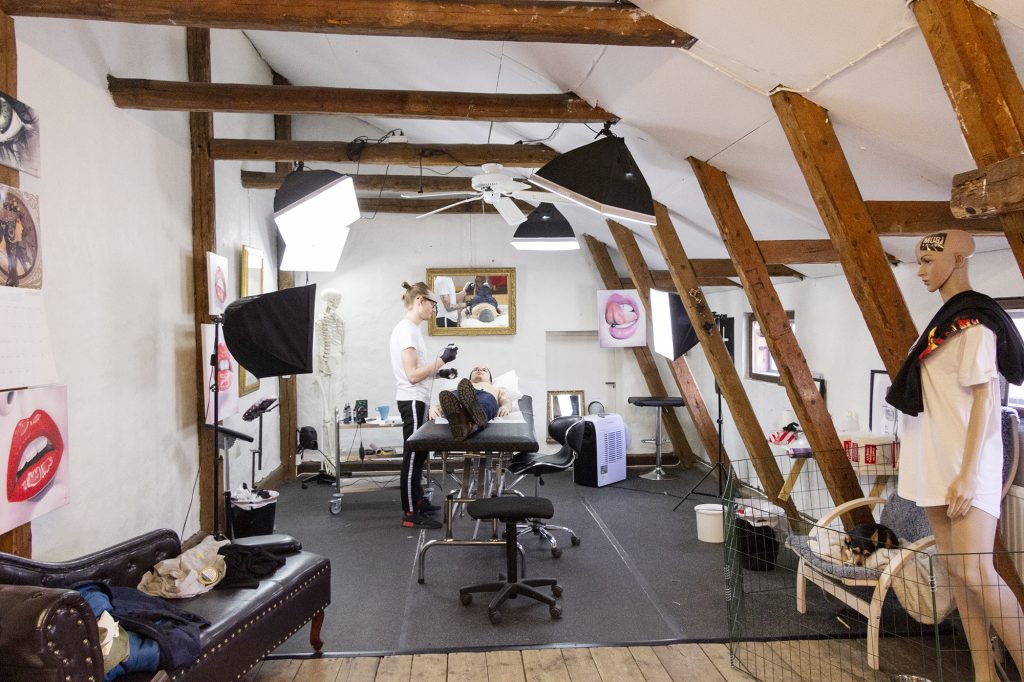 Insidan av tatueringsstudion Macadamia Art Studio.