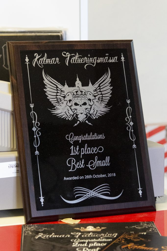 Ett diplom för pris i bästa lilla tatuering som Ola Petersson vann på Kalmars Tatueringsmässa, 2018.
