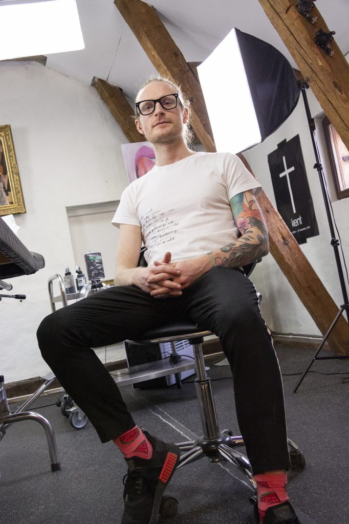 Ola Petersson i sin tatueringsstudio.