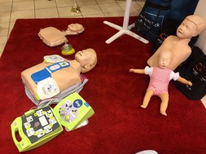 Bild på fyra stycken dockor som används för att öva på hjärt-lungräddning.