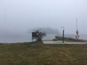 Bild på badplatsen Kattrumpan i Kalmar, en dimmig dag i februari.