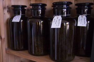 Bild på flaskor med örter i.