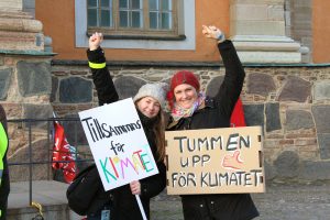 Amie Engberg och Elisabet Zöttl och demonstrerar för miljön utanför Kalmar stadshus