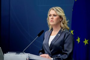 Lena Hallengren från en presskonferens