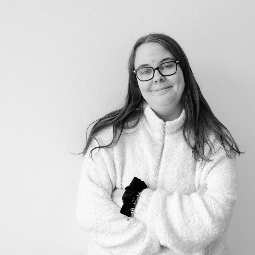 Elin står mot en vägg.