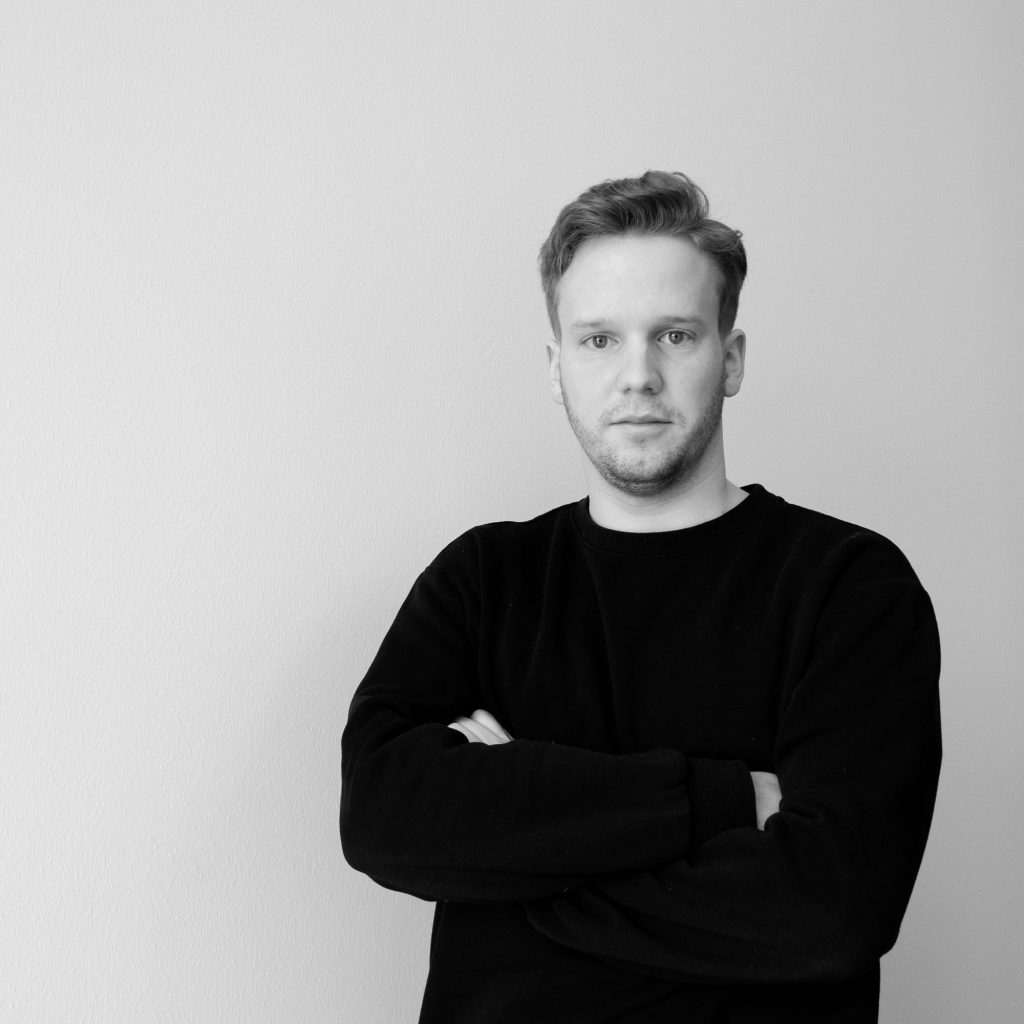 Erik står mot en vägg.