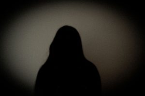 Skugga runt bilden och i mitten är det en svart siluett.