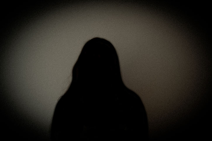 Skugga runt bilden och i mitten är det en svart siluett.