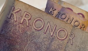 Två sedlar med ordet kronor synligt