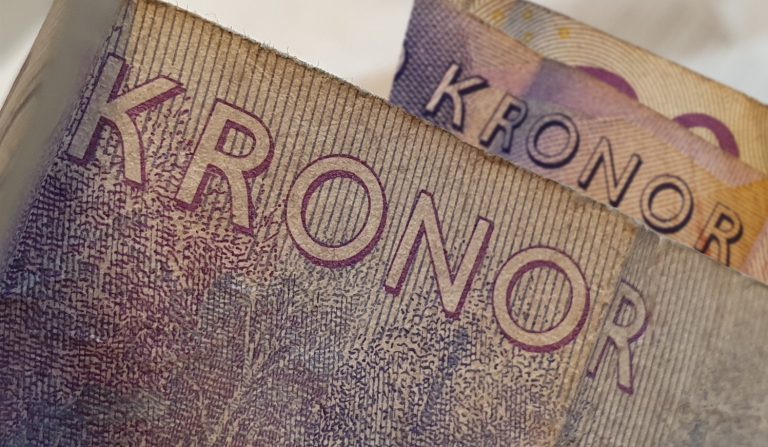 Två sedlar med ordet kronor synligt