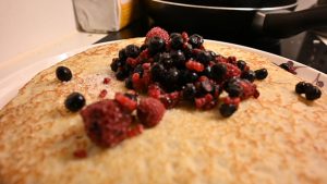 Pannkakor med blåbär och hallon.