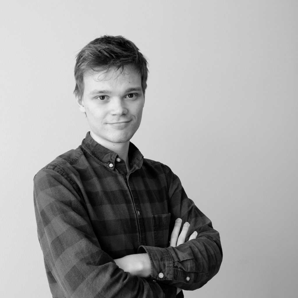 Ronan står mot en vägg.