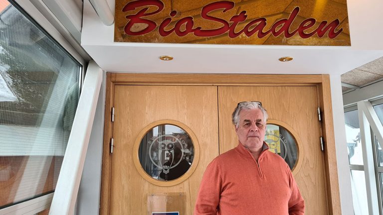 Ronny Engström utanför biograf.