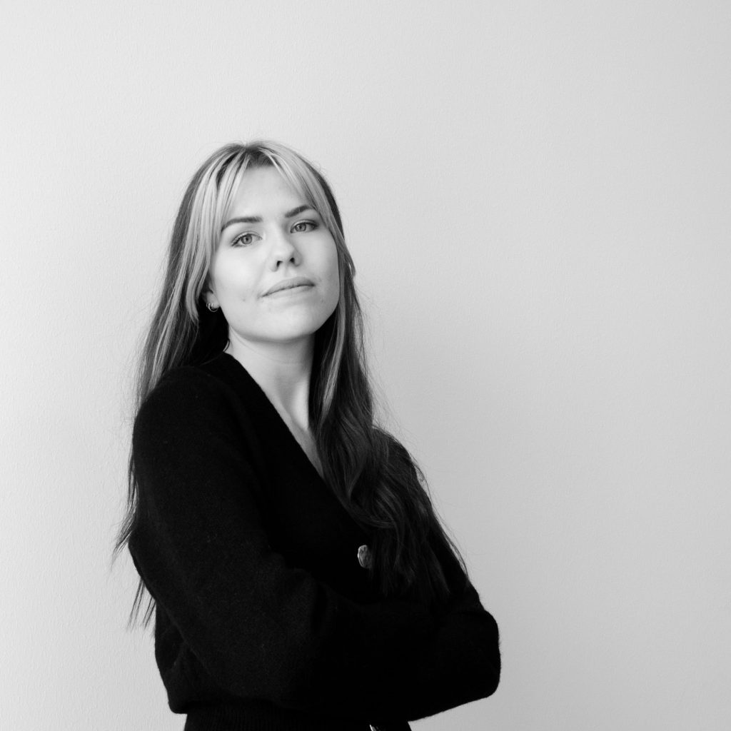 Sigrid står mot en vägg.